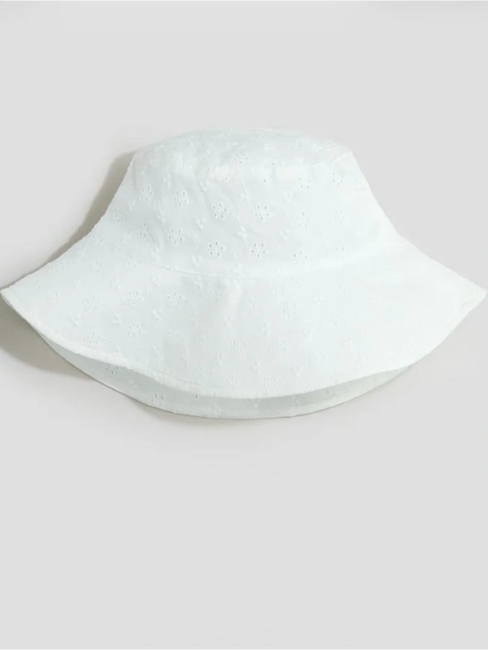 H&M White Eyelet Bucket Hat Size 6-10 Years